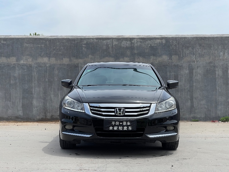 青岛13年本田雅阁1