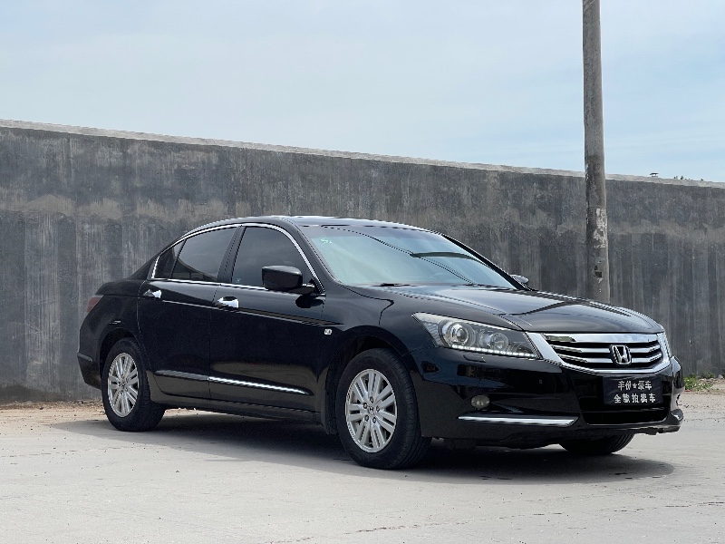 青岛13年本田雅阁3