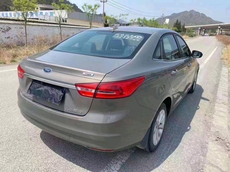 保定16年福特福睿斯3