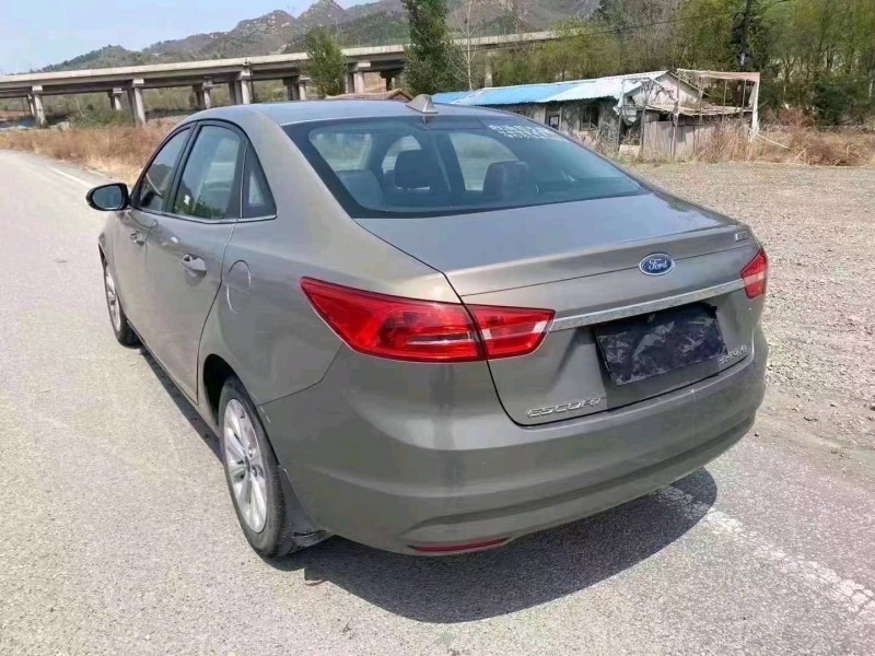 保定16年福特福睿斯4