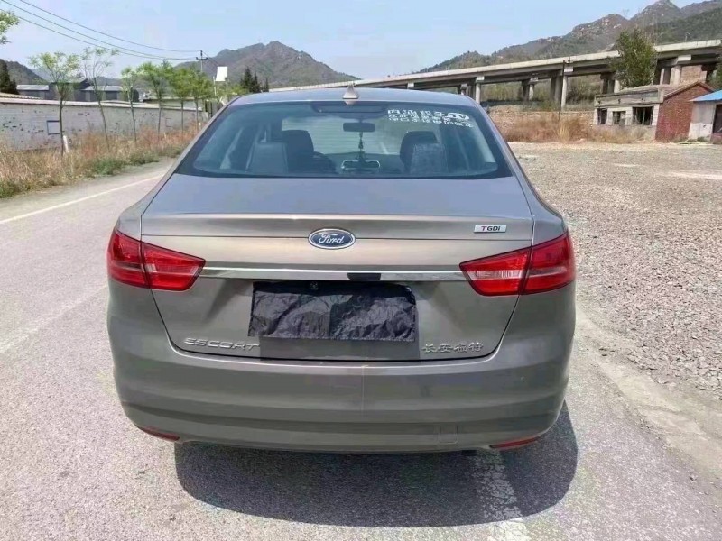 保定16年福特福睿斯5