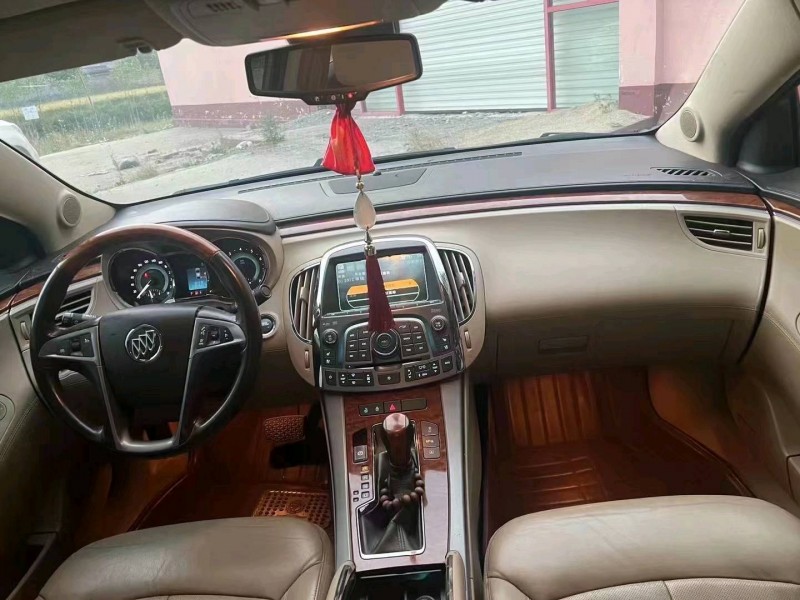 东营12年别克君越5