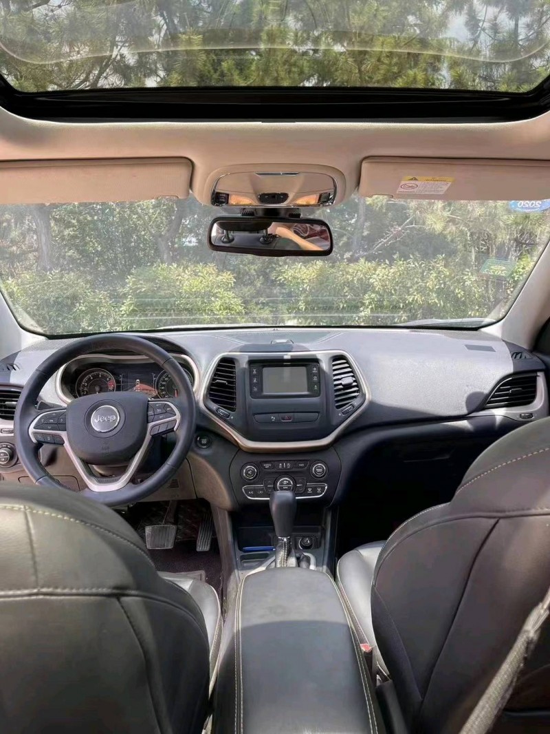 枣庄18年Jeep自由光5