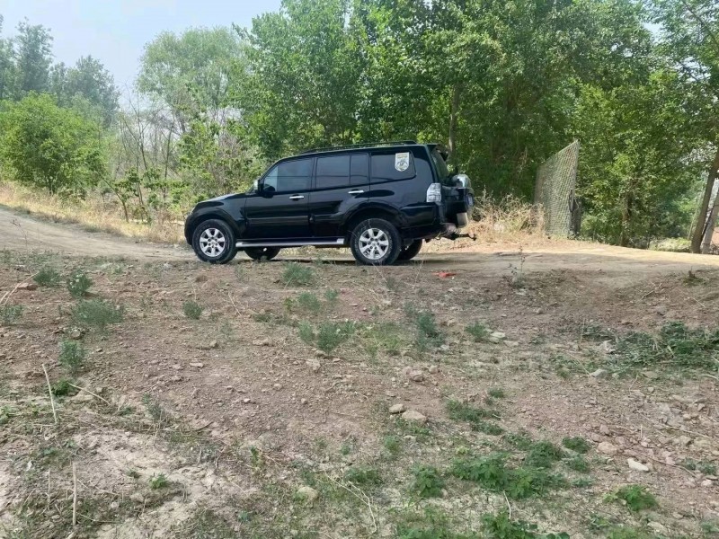 保定13年三菱帕杰罗4