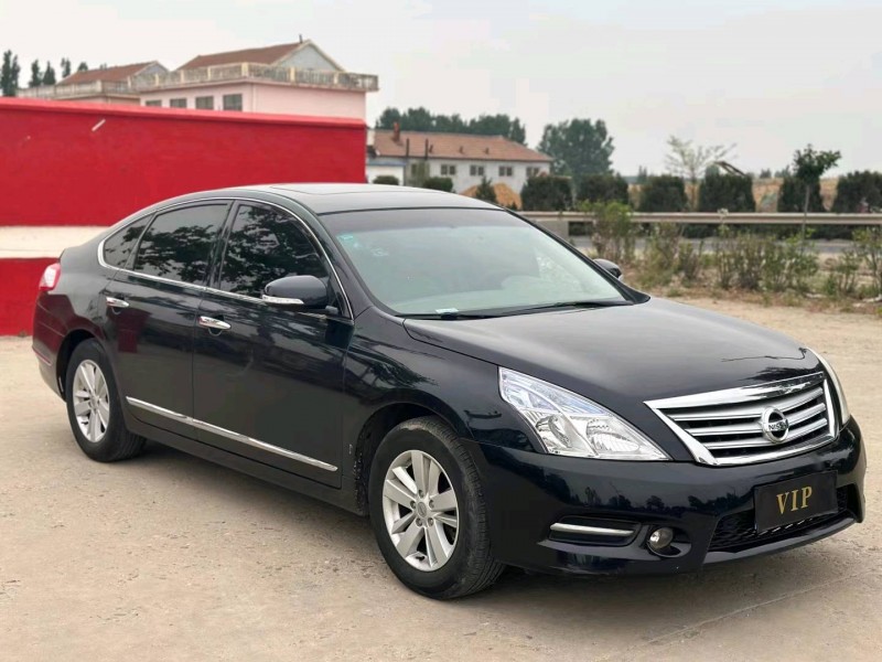 济宁12年日产天籁3