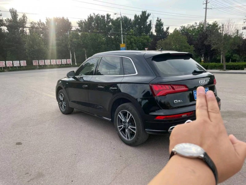 济宁18年奥迪Q58
