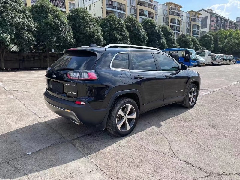 南寧19年Jeep自由光7