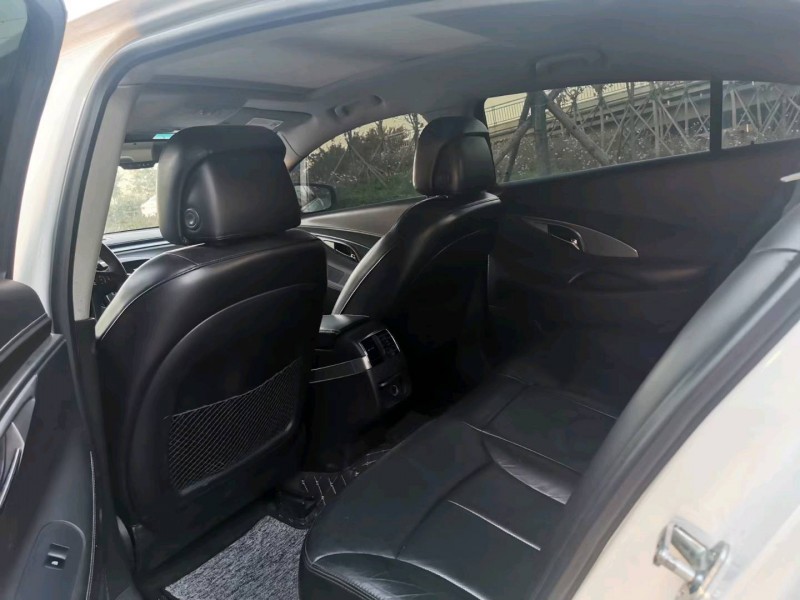 青岛12年别克君越8