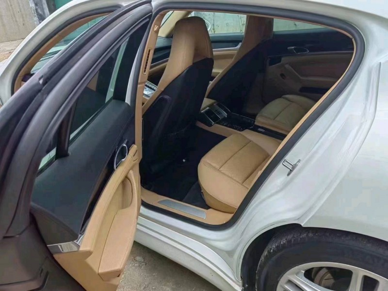 济宁11年保时捷帕拉梅拉7