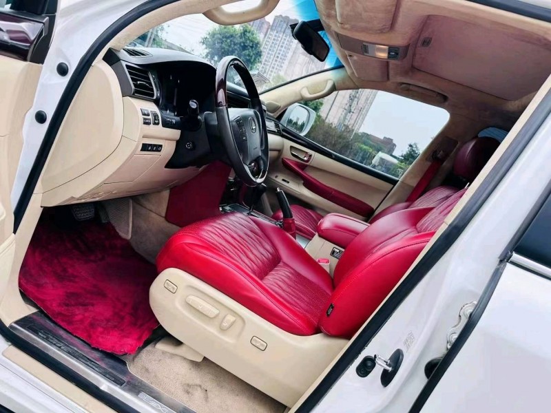 成都10年雷克萨斯LX6