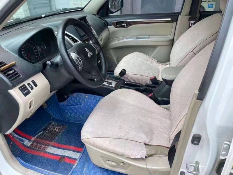 济宁15年三菱帕杰罗·劲畅9