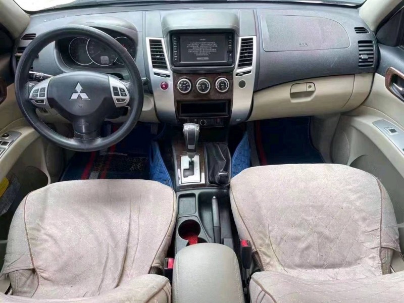 济宁15年三菱帕杰罗·劲畅8