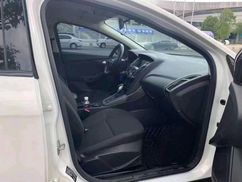 宜昌18年福特福克斯5