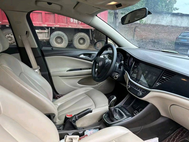 东营16年别克威朗3