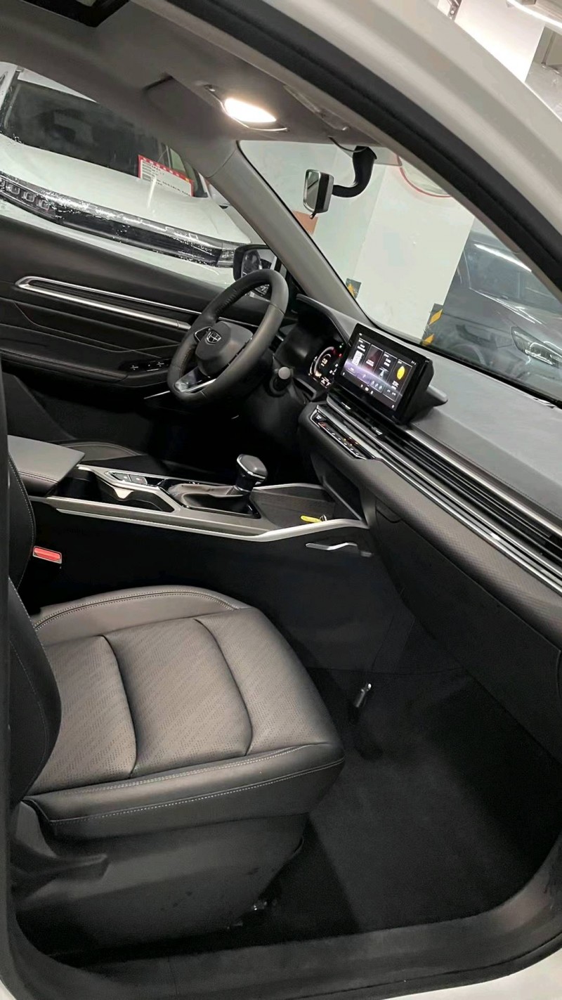 成都22年吉利帝豪8