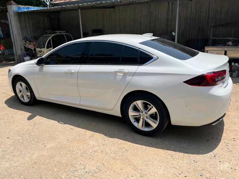 青岛18年别克君威8