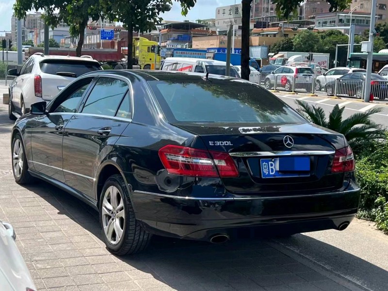 广州11年奔驰E8