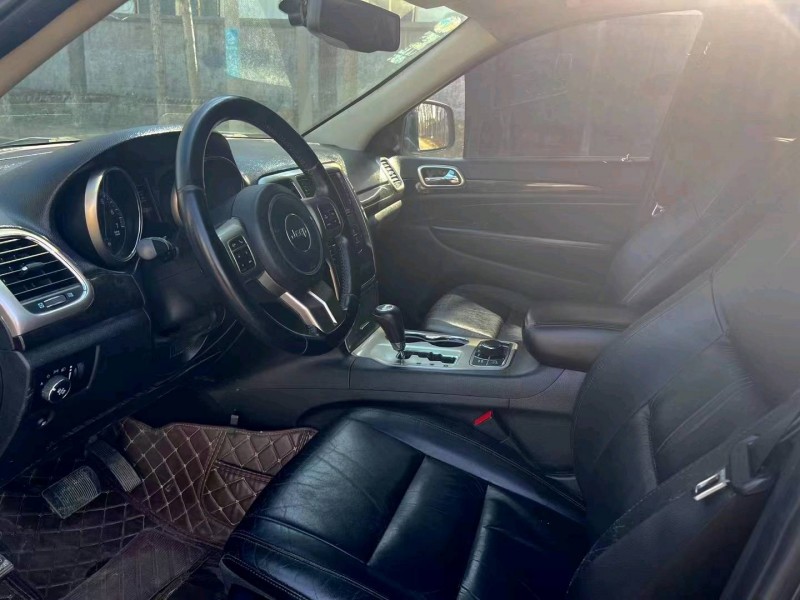 青岛13年Jeep大切诺基4