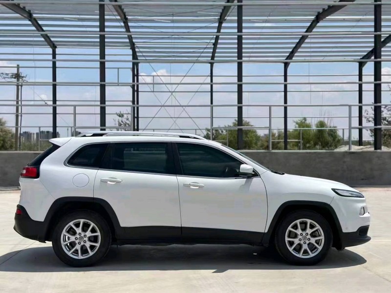 邯郸16年Jeep自由光2