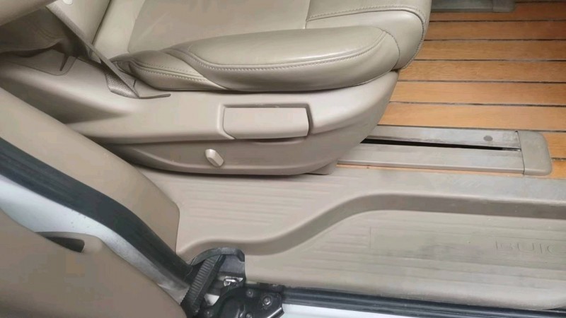 保定17年别克GL83