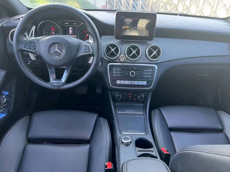 邢台17年奔驰CLA9