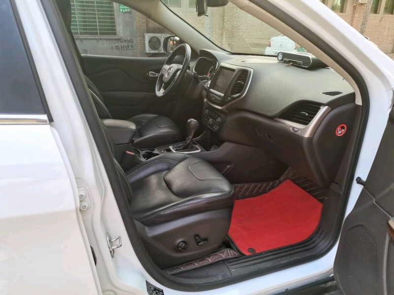 保定16年Jeep自由光5