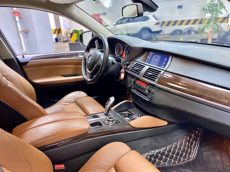 成都14年宝马X67