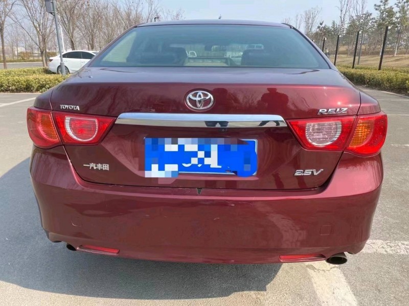 济宁12年丰田锐志9
