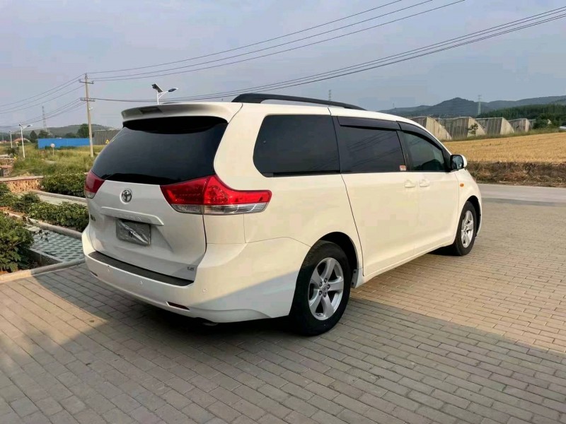 东营13年丰田塞纳4