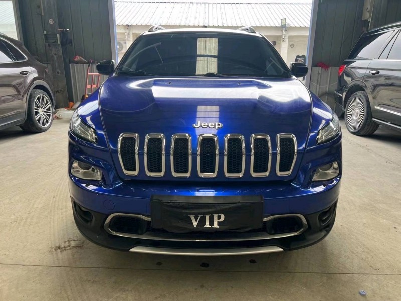 济宁17年Jeep自由光1