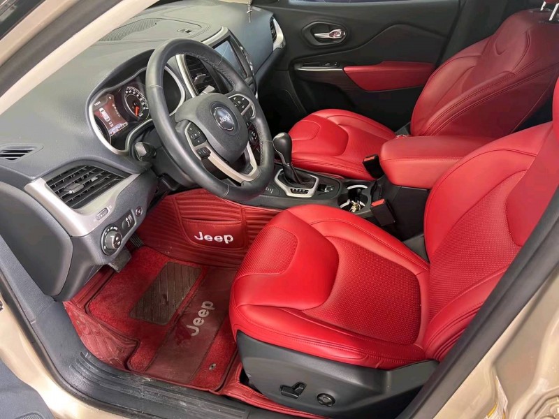 济宁17年Jeep自由光5