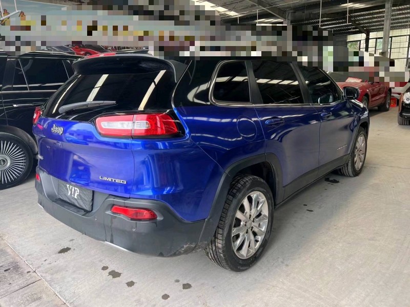 济宁17年Jeep自由光7