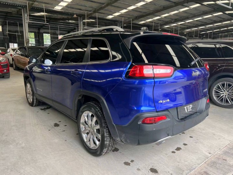 济宁17年Jeep自由光8