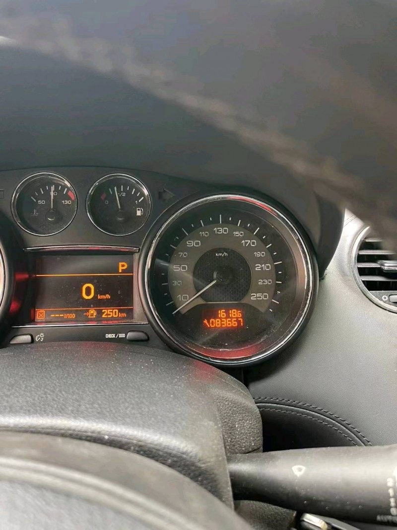 重庆12年标致RCZ2