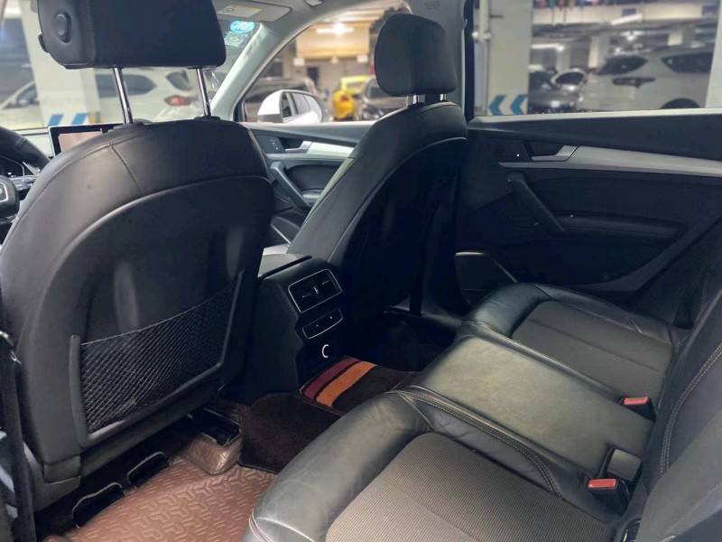 成都19年奥迪Q58