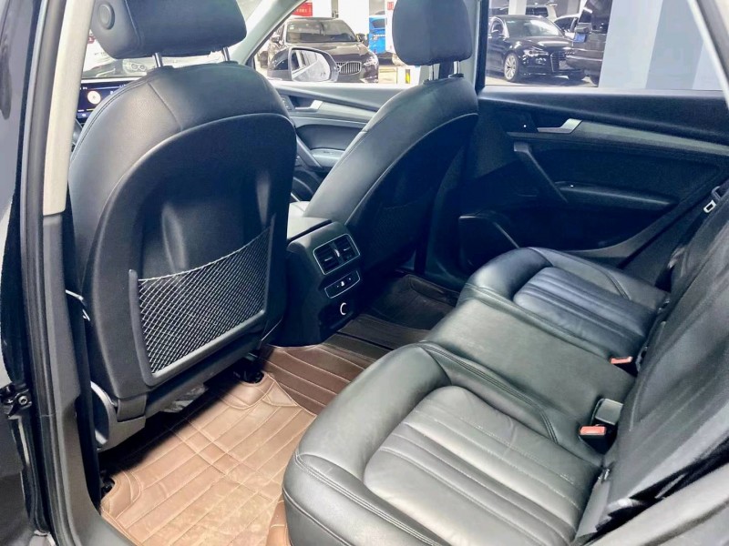 成都19年奥迪Q58