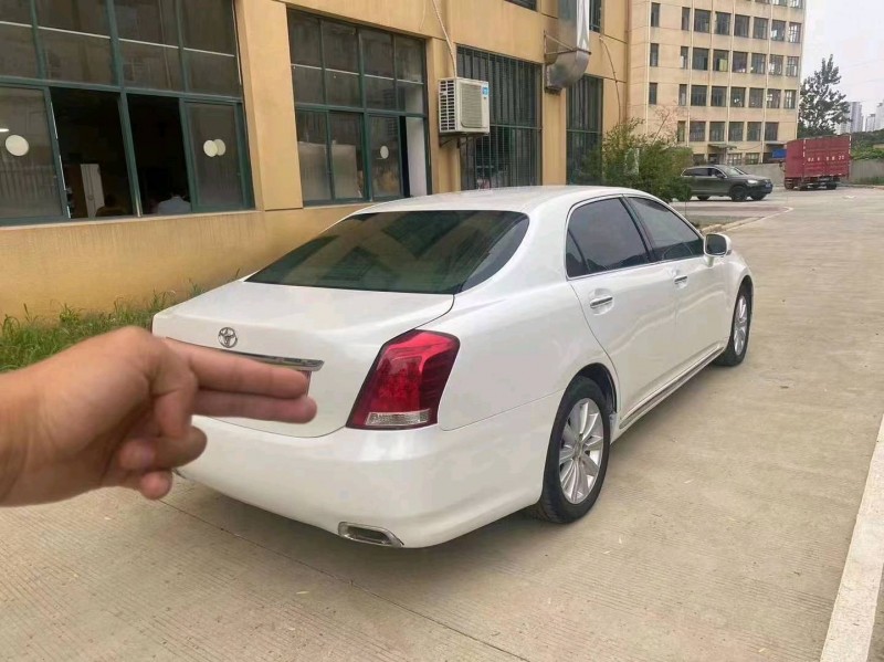 宜昌10年丰田皇冠5