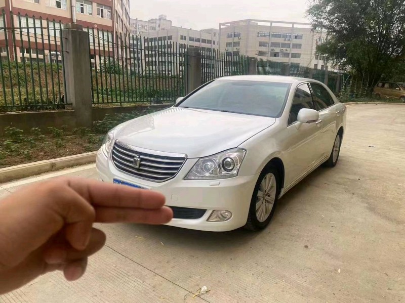 宜昌10年丰田皇冠4