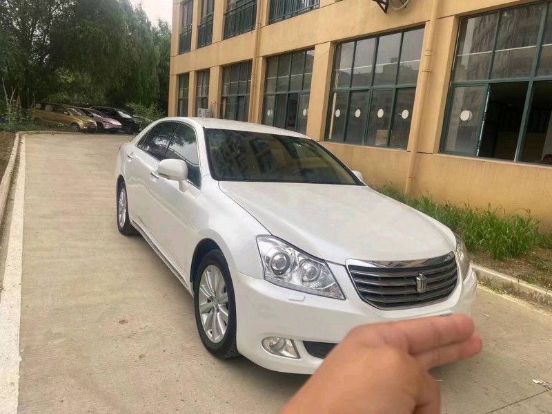 宜昌10年丰田皇冠5