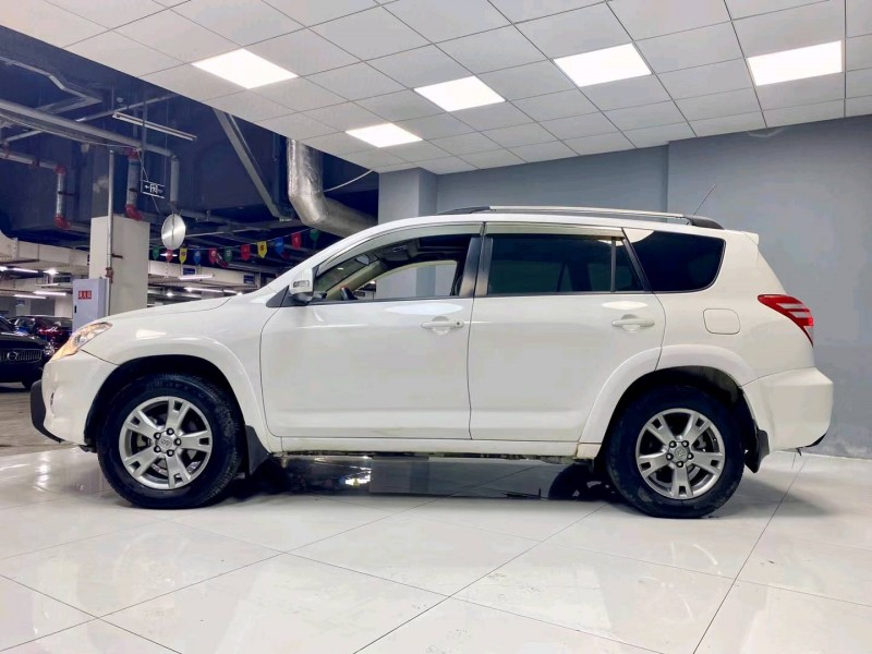 成都13年丰田RAV42