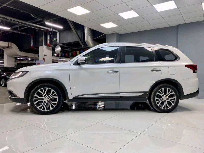 成都17年三菱欧蓝德2