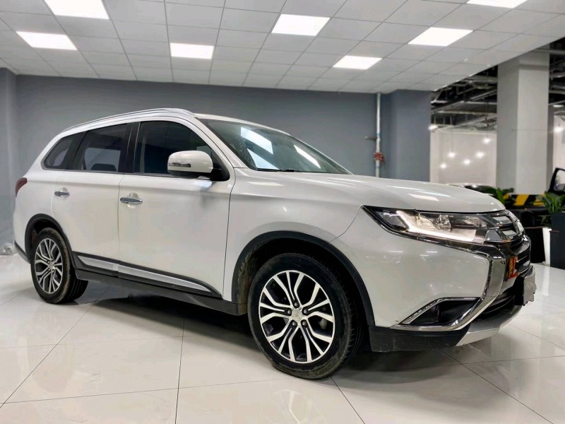 成都17年三菱欧蓝德3