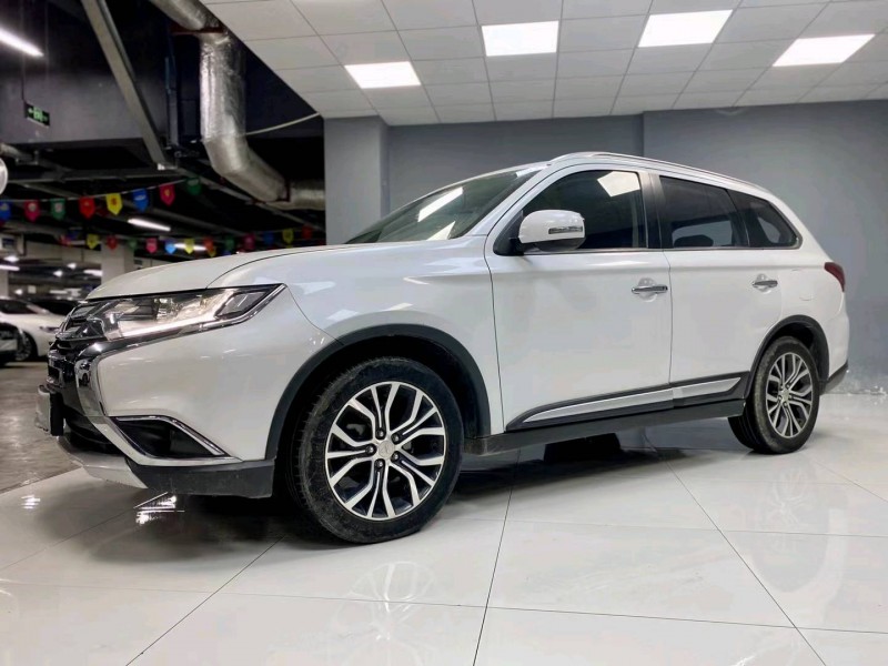 成都17年三菱欧蓝德4