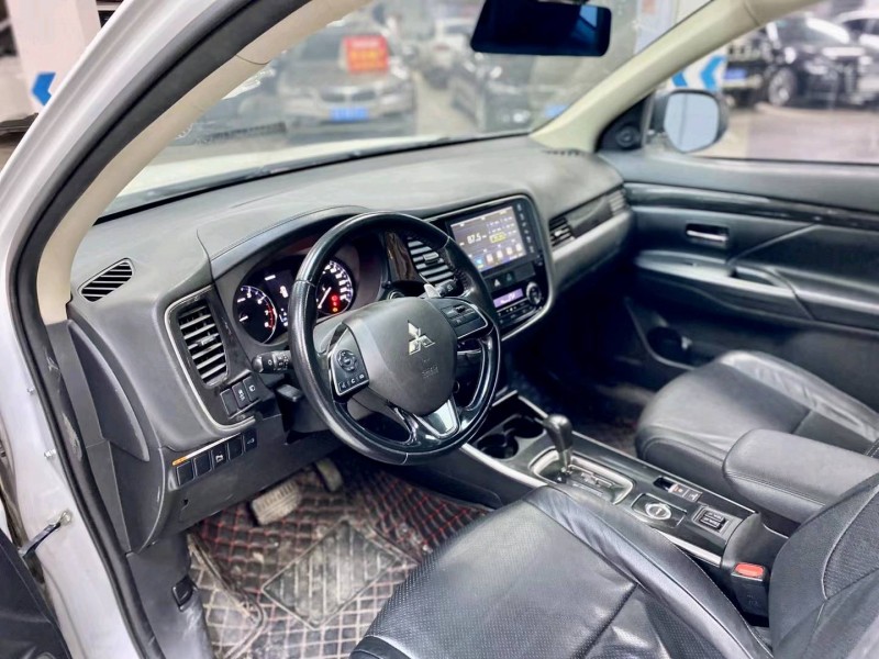 成都17年三菱欧蓝德6