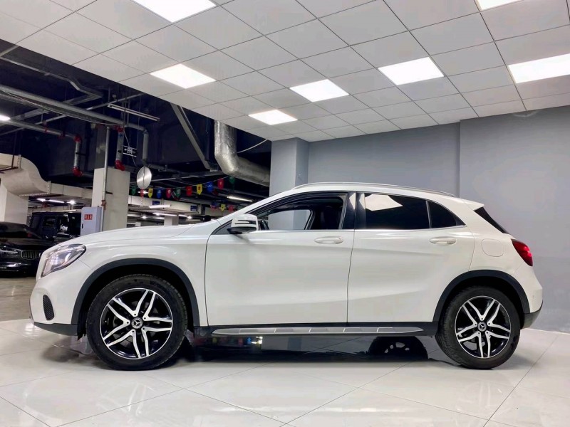 成都17年奔驰GLA2