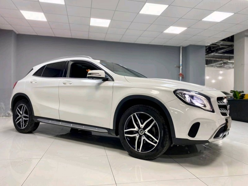 成都17年奔驰GLA3