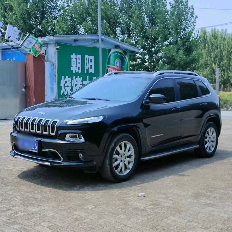 枣庄17年Jeep自由光2
