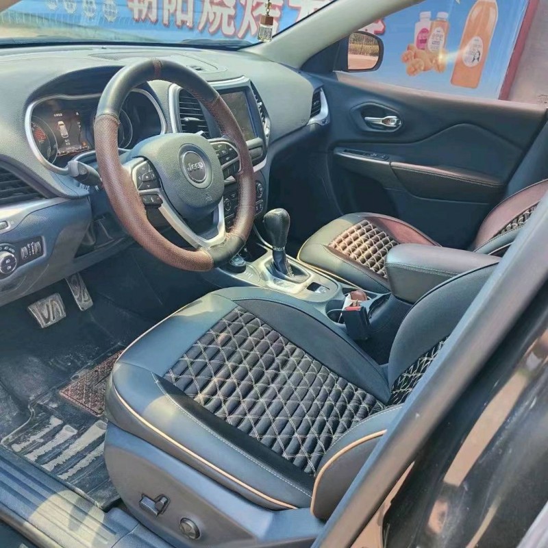 枣庄17年Jeep自由光4