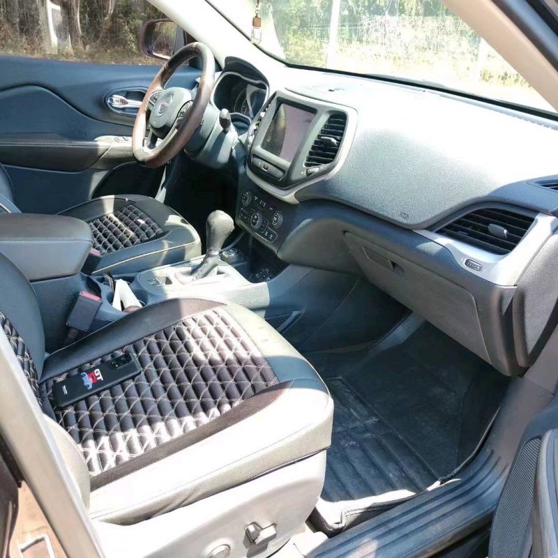 枣庄17年Jeep自由光6