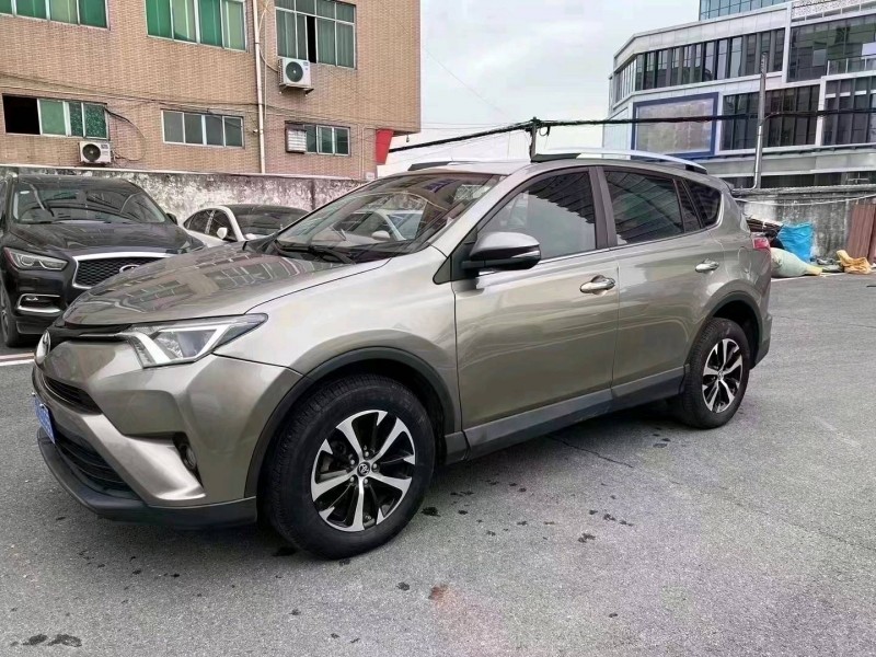广州17年丰田RAV42